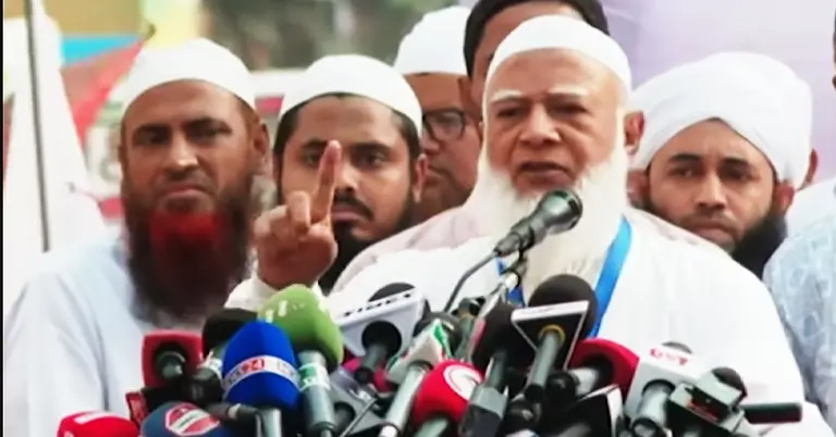 ৮ ইসলামি দলের সমাবেশে উপস্থিত হয়ে বক্তৃতা দিয়েছেন জামায়াত আমির ডা. শফিকুর রহমান